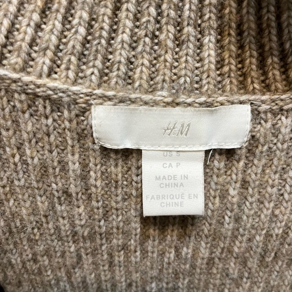 H&M tan/brown knitted turtle neck sweater size small - Picture 4 of 5